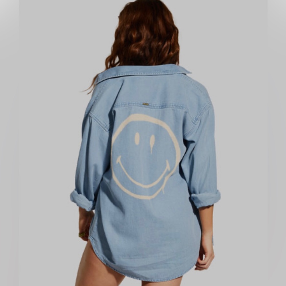 Billabong Smiley women’s button down size small with tags and never been worn
